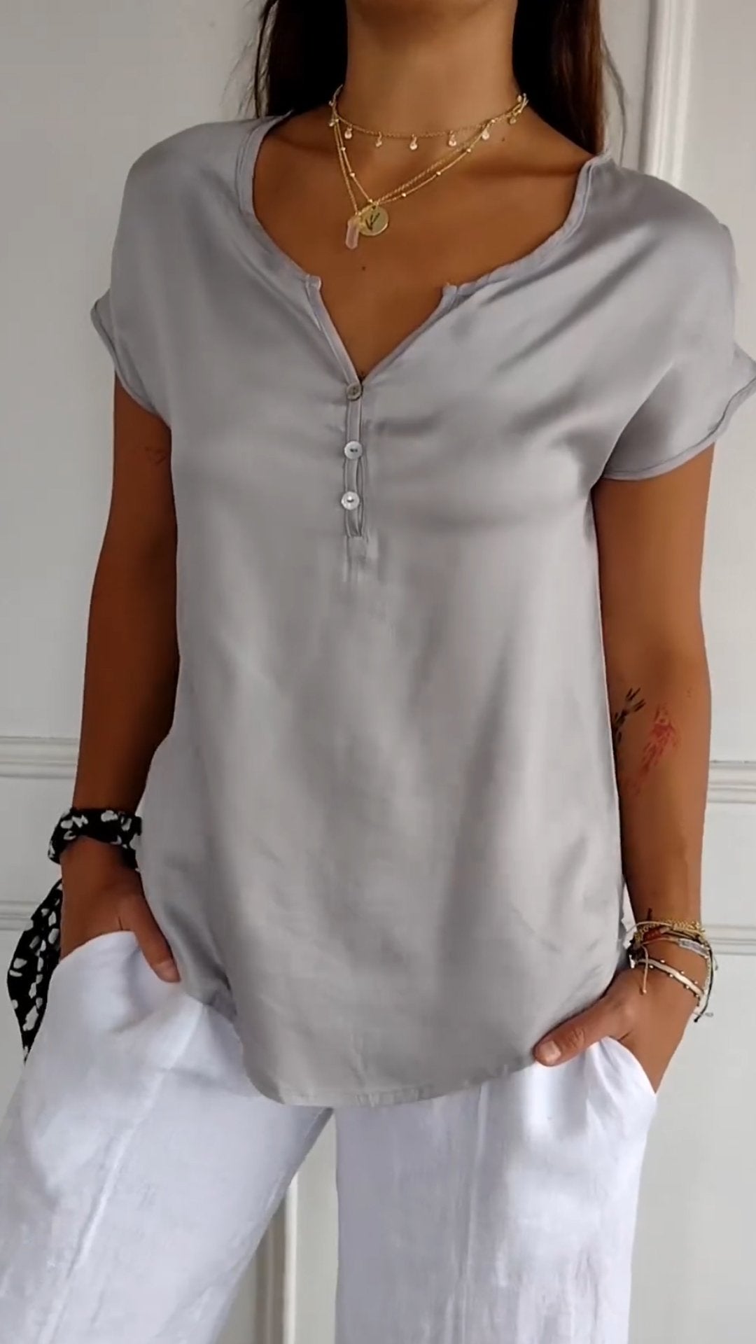 Marisa - V-Neck T-Shirt in Casual Elegance